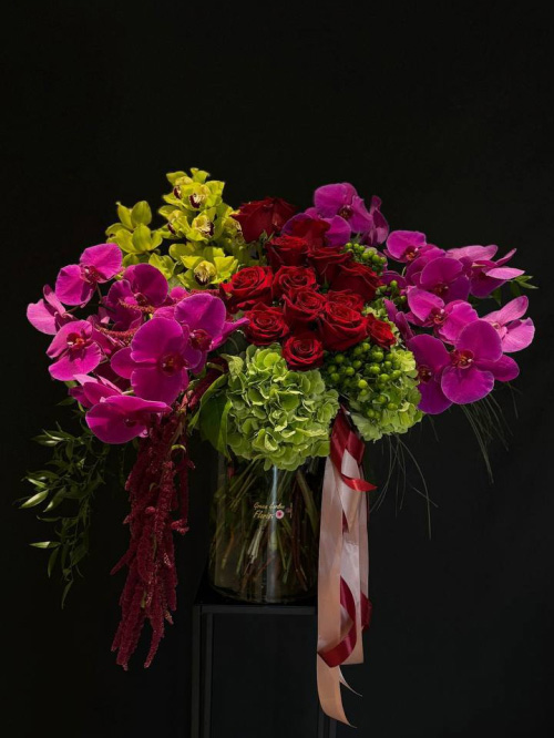  Elegant and rich arrangement 